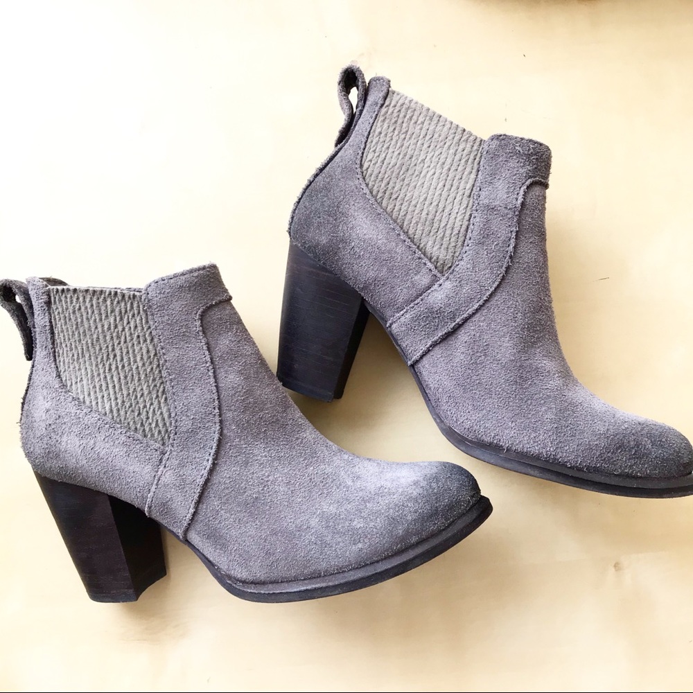 NWOT UGG Cobie Chelsea Boots